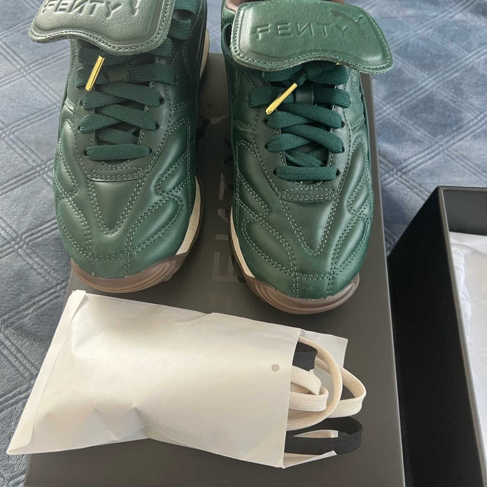 Puma AVANTI L FENTY WNS Box Label - Dark Myrtle
